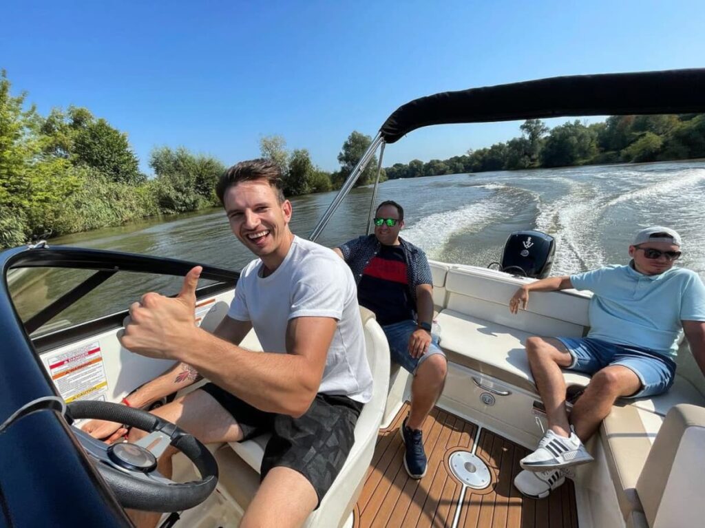 Voucher na Kurs Motorowodny – Idealny Prezent dla Pasjonatów Wody!